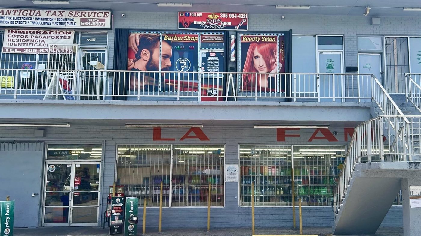 Image Lores Salon storefront in Miami, FL (La Fama)